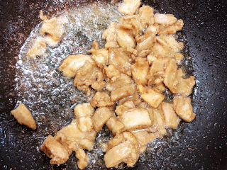 8、茭白木耳炒肉,翻炒均匀，炒至五分熟。