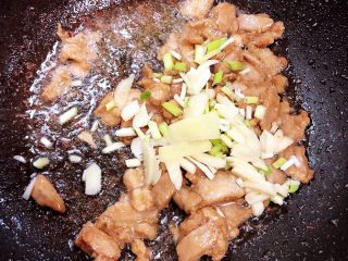 9、茭白木耳炒肉,放入葱姜蒜爆香。