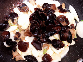 11、茭白木耳炒肉,加入木耳翻炒均匀。