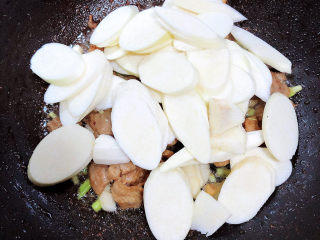 10、茭白木耳炒肉,加入茭白翻炒均匀。