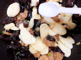 12、茭白木耳炒肉,加入一少盐翻炒均匀。