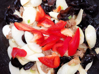 13、茭白木耳炒肉,加入红椒，继续翻炒。