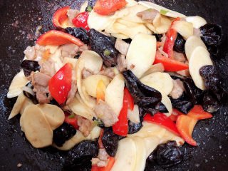 14、茭白木耳炒肉,可以放入少许水，翻炒入味即可出锅了！