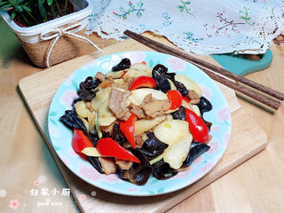 15、茭白木耳炒肉,一盘色香味俱全的茭白木耳炒肉就上桌了！