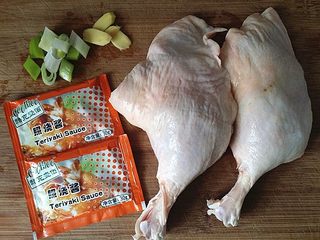 1、照烧酱鸭腿,准备好食材（PS：实际用了三袋照烧酱）