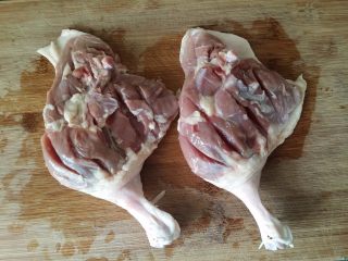 2、照烧酱鸭腿,鸭腿洗净在背部划几刀便于入味