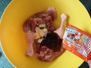 3、照烧酱鸭腿,盆中放入鸭腿、葱姜和2袋照烧酱