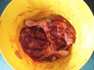 4、照烧酱鸭腿,抓匀后盖膜腌制一夜入味