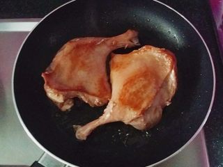 6、照烧酱鸭腿,煎至金黄后翻面