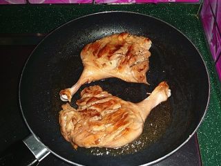 7、照烧酱鸭腿,待两面都煎黄后关火