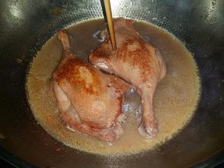 9、照烧酱鸭腿,加盖大火烧开后转小火炖至鸭腿能戳动