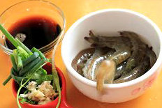 2、油焖虾,虾剪去须，挑去虾肠，姜蒜拍碎，酱汁中所有的材料混合，备用