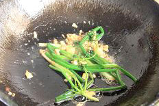 4、油焖虾,姜蒜末、葱和香菜倒入剩下的油中爆香