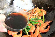 6、油焖虾,倒入调好的酱汁，大火烧开