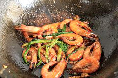 7、油焖虾,中小火烧至收汁即可，汁不要全部收干，留一点汁更好吃