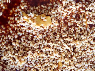 2、蛋黄猪肉粽,糯米洗净，加入料酒，生抽，老抽，蚝油，盐，鸡精五香粉，生姜片拌匀，用筷子尖蘸点调料汁尝下味道，比一般炒菜稍偏咸点就可以了，所放调料汁一定要没过糯米，放冰箱冷藏一天。