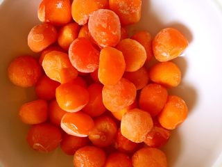 3、蛋黄猪肉粽,咸蛋黄。