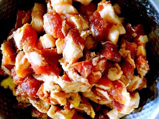 4、蛋黄猪肉粽,猪五花肉切块，放料酒，生抽，五香粉，盐，鸡精，生姜腌制一天，入味。