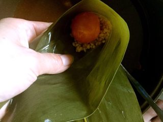 6、蛋黄猪肉粽,放入一个咸蛋黄。