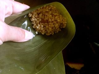 7、蛋黄猪肉粽,加一勺糯米盖住咸蛋黄。
