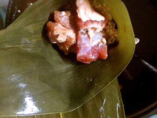 8、蛋黄猪肉粽,放几块五花肉。