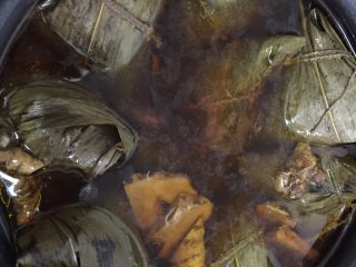 12、蛋黄猪肉粽,放高压锅中，倒入浸过糯米的调味汁，再加水没过粽子，煮十分钟后关火焖半个小时。