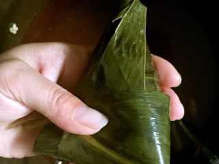 10、蛋黄猪肉粽,包起，用棉线扎紧。