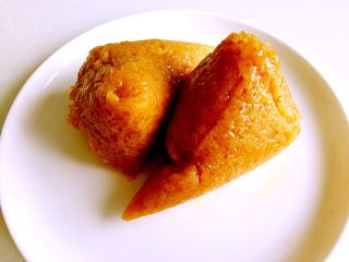 13、蛋黄猪肉粽,剥去粽叶。