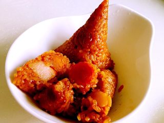 14、蛋黄猪肉粽,切开后的蛋黄猪肉粽，咸蛋黄金黄流油，猪肉软糯香浓，大功告成喽！