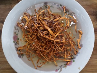 1、虫草花乌鸡汤,虫草花，放入冷水中，泡软发