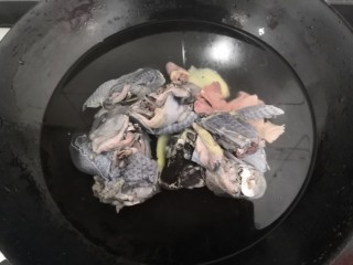 9、虫草花乌鸡汤,倒入乌鸡块，焯水