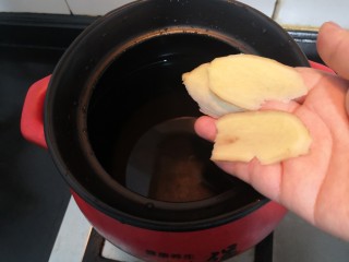 12、虫草花乌鸡汤,另起砂锅，放入姜3片