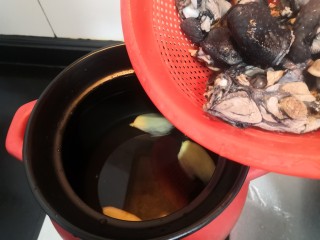 14、虫草花乌鸡汤,倒入乌鸡块