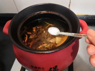 18、虫草花乌鸡汤,加入糖