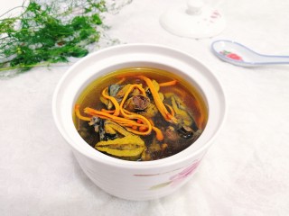 21、虫草花乌鸡汤,盛出上桌