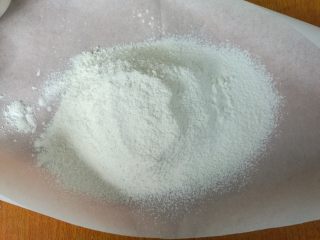 2、日式棉花蛋糕,低筋粉过筛。