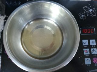 4、日式棉花蛋糕,玉米油煮至出现纹路,关火。火力不要太大,不然容易糊底。