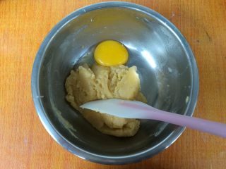 7、日式棉花蛋糕,继续加入下一个蛋黄,直至加完。