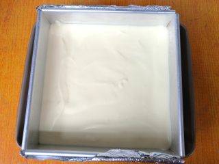 17、日式棉花蛋糕,轻震几下震出大气泡,不要太多。准备一个深烤盘,放进1/2的水,把蛋糕糊烤盘放进深烤盘内。