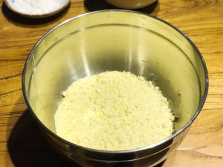 4、披萨模具也能做的酥皮苹果派,用手将以上材料均匀混合，然后通过揉捏、搓的手法，使其形成如图可见的小颗粒状态