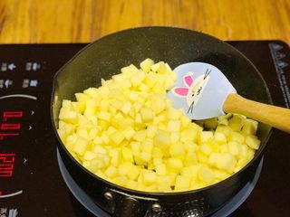 10、披萨模具也能做的酥皮苹果派,黄油融化后，倒入所有苹果粒，翻拌约3min