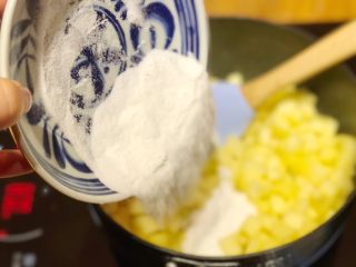 11、披萨模具也能做的酥皮苹果派,加入35g白砂糖继续翻拌