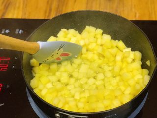 12、披萨模具也能做的酥皮苹果派,糖份的加入会加速苹果粒的出汁速度，此时准备水淀粉