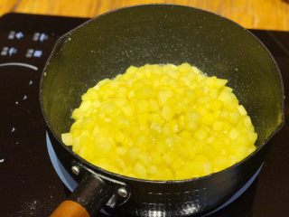 14、披萨模具也能做的酥皮苹果派,待苹果粒炒出糊状，关火，加入1.5g盐搅拌均匀，放凉