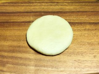 15、披萨模具也能做的酥皮苹果派,松弛好的派皮面团，取三分之一