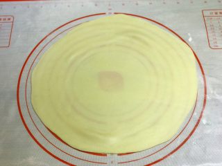 16、披萨模具也能做的酥皮苹果派,擀成薄厚均匀的圆形面皮