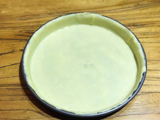 17、披萨模具也能做的酥皮苹果派,将面皮平铺在模具中，并用擀面杖在模具边缘擀一圈，去掉多余的面皮