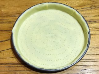 18、披萨模具也能做的酥皮苹果派,用叉子在盘底面皮上均匀的印出小排气孔