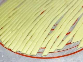 20、披萨模具也能做的酥皮苹果派,剩余的三分之二面团，擀成薄厚均匀的面皮（稍微擀大一点），切成均匀粗细的细长条