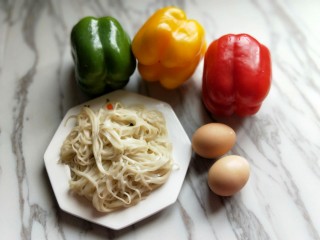 1、做饼＋美味的面条披萨饼,准备食材。